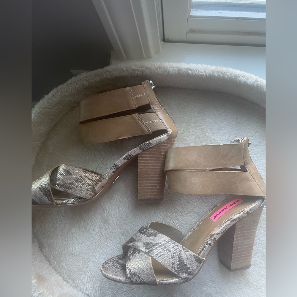 Betsy Johnson Bazar Woman’s Heeled Sandals in SZ 7.5 in gently used condition